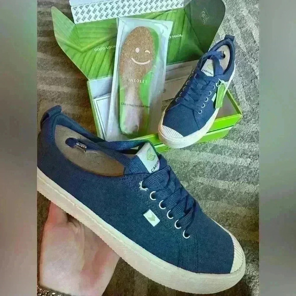 NEW! CARIUMA Shadow Blue Canvas
OCA LOW Woman 9.5 or Men 8 Extra Insole included - Picture 2 of 4
